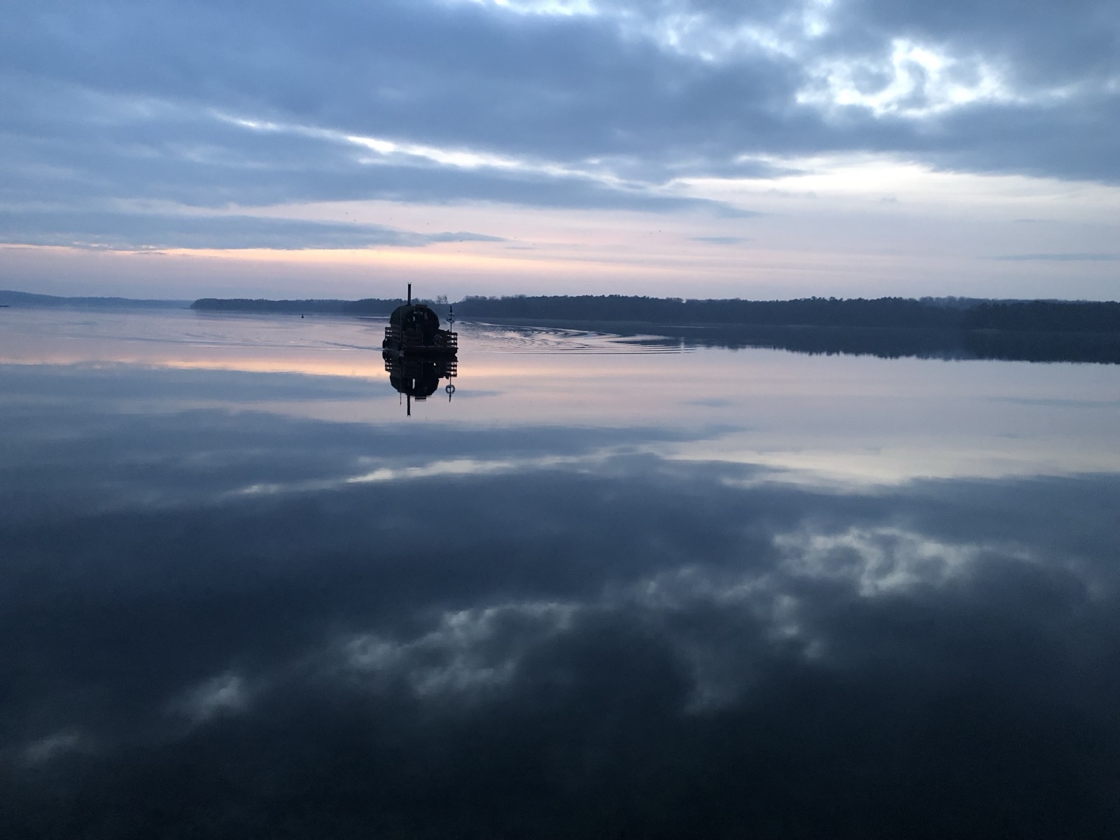 Das Saunafloss in der Dämmerung