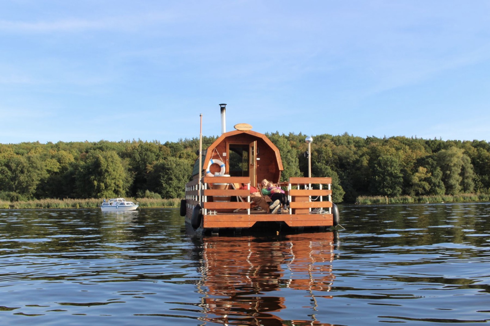 Das Saunafloss weit über den See gesehen